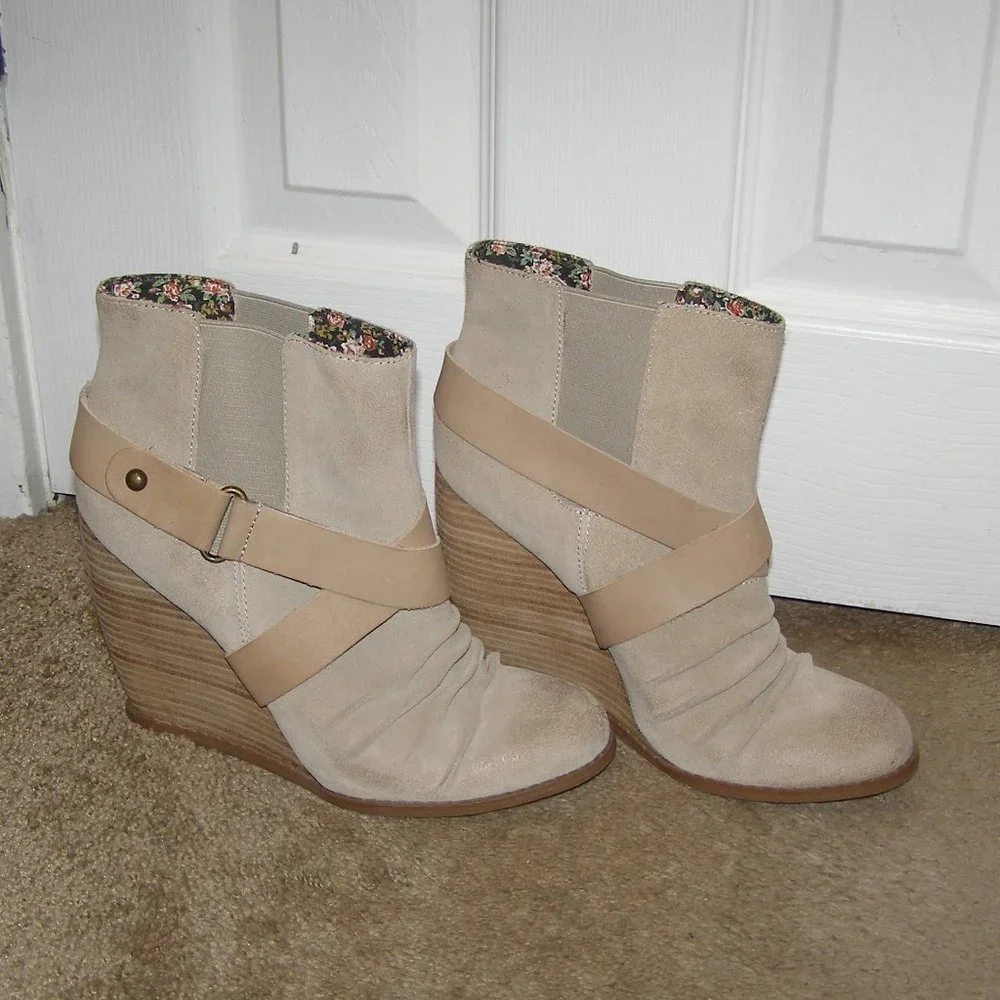 size 9 Seychelles Slip on Beige Wedge Booties
